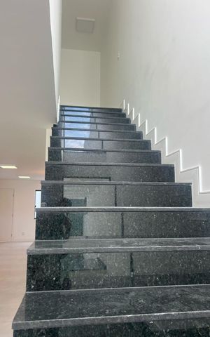Casa à venda com 230m², 3 quartos e 2 vagas Casa à venda com 230m², 3 quartos e 2 vagasEscada