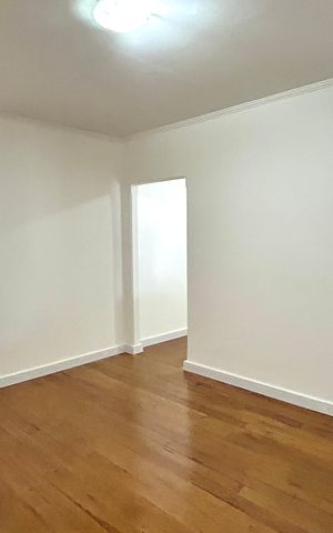 Casa à venda com 175m², 1 quarto e 2 vagas Casa à venda com 175m², 1 quarto e 2 vagasSala