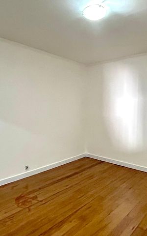Casa à venda com 175m², 1 quarto e 2 vagas Casa à venda com 175m², 1 quarto e 2 vagasSala