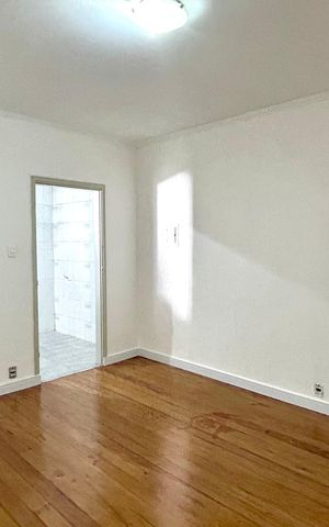 Casa à venda com 175m², 1 quarto e 2 vagas Casa à venda com 175m², 1 quarto e 2 vagasSala