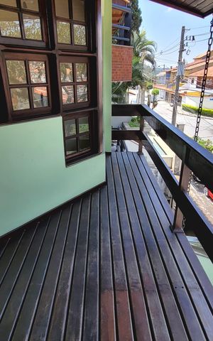 Casa à venda com 220m², 3 quartos e 3 vagas Casa à venda com 220m², 3 quartos e 3 vagasVaranda