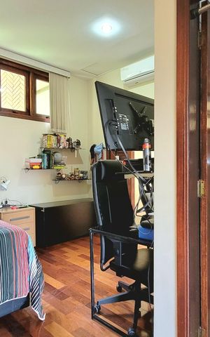 Casa à venda com 220m², 3 quartos e 3 vagas Casa à venda com 220m², 3 quartos e 3 vagasQuarto