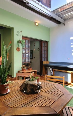 Casa à venda com 220m², 3 quartos e 3 vagas Casa à venda com 220m², 3 quartos e 3 vagasÁrea externa