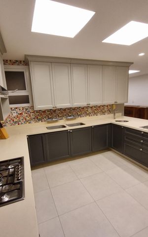 Apartamento para alugar com 300m², 3 quartos e 2 vagas Apartamento para alugar com 300m², 3 quartos e 2 vagasCozinha