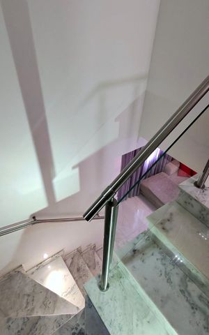 Casa de condomínio à venda com 97m², 3 quartos e 2 vagas Casa de condomínio à venda com 97m², 3 quartos e 2 vagasEscada