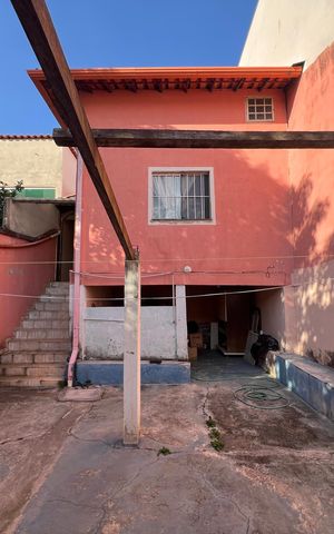 Casa à venda com 216m², 2 quartos e 2 vagas Casa à venda com 216m², 2 quartos e 2 vagasQuintal