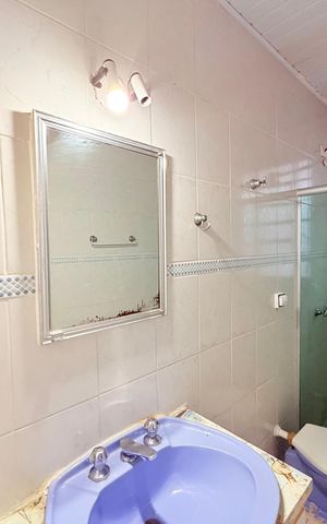 Casa para alugar com 100m², 2 quartos e 2 vagas Casa para alugar com 100m², 2 quartos e 2 vagasBanheiro da suíte