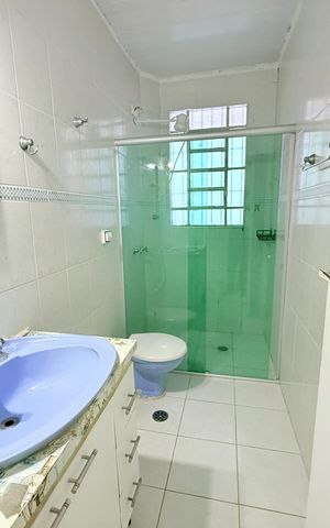 Casa para alugar com 100m², 2 quartos e 2 vagas Casa para alugar com 100m², 2 quartos e 2 vagasBanheiro da suíte