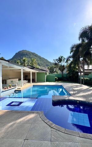 Casa de condomínio para alugar com 800m², 4 quartos e 4 vagas Casa de condomínio para alugar com 800m², 4 quartos e 4 vagasÁrea externa