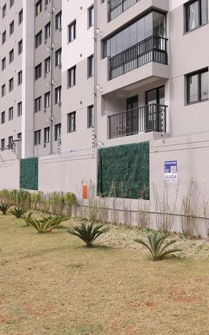Apartamento para alugar com 38m², 2 quartos e sem vagaPlaca grande instalada na fachada do condomínio, dia 04.08.2026 - Código da placa: SWRM-1333