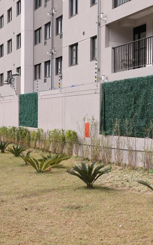 Apartamento para alugar com 38m², 2 quartos e sem vagaPlaca grande instalada na fachada do condomínio, dia 04.08.2026 - Código da placa: SWRM-1333