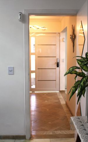 Casa à venda com 390m², 4 quartos e 2 vagasEntrada