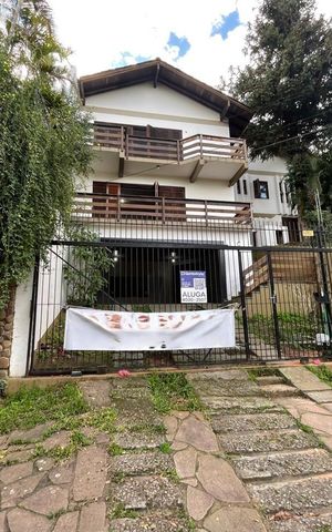 Casa para alugar com 418m², 4 quartos e 4 vagas Casa para alugar com 418m², 4 quartos e 4 vagasFachada