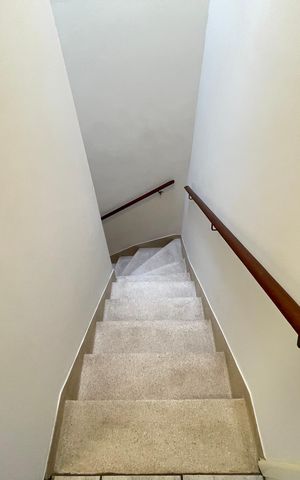 Casa para alugar com 69m², 2 quartos e 2 vagas Casa para alugar com 69m², 2 quartos e 2 vagasEscadas