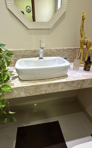 Casa à venda com 240m², 3 quartos e 2 vagasLavabo