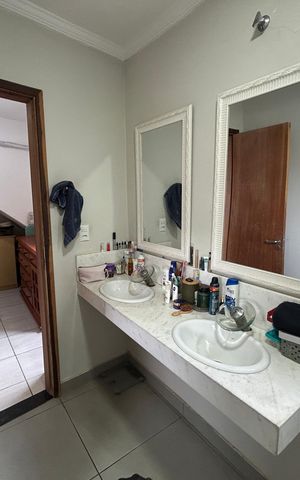 Casa à venda com 240m², 3 quartos e 2 vagasBanheiro da Suíte