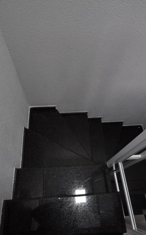Casa de condomínio à venda com 145m², 3 quartos e 3 vagasEscada de acesso aos dormitórios