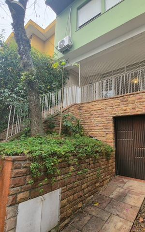 Casa para alugar com 200m², 4 quartos e 2 vagas Casa para alugar com 200m², 4 quartos e 2 vagasFachada