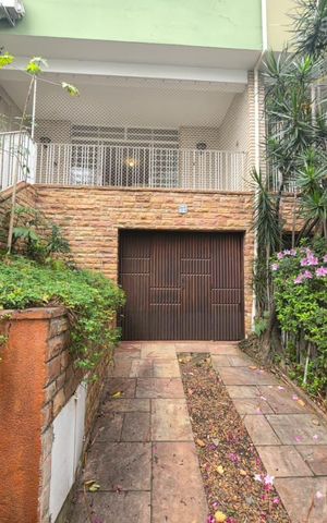 Casa para alugar com 200m², 4 quartos e 2 vagas Casa para alugar com 200m², 4 quartos e 2 vagasFachada