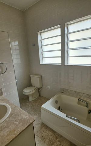 Casa para alugar com 200m², 4 quartos e 2 vagas Casa para alugar com 200m², 4 quartos e 2 vagasBanheiro