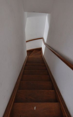 Casa para alugar com 150m², 2 quartos e 1 vagaEscada de acesso