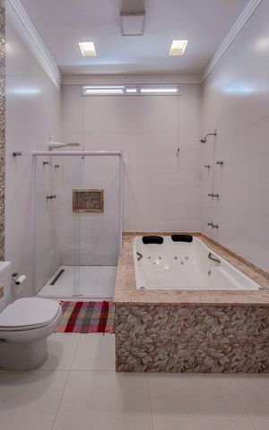 Casa de condomínio para alugar com 600m², 5 quartos e 6 vagas Casa de condomínio para alugar com 600m², 5 quartos e 6 vagasBanheiro