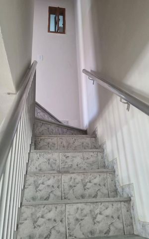 Casa de condomínio à venda com 65m², 2 quartos e 1 vaga Casa de condomínio à venda com 65m², 2 quartos e 1 vagaEscada