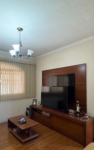 Casa à venda com 180m², 3 quartos e 2 vagas Casa à venda com 180m², 3 quartos e 2 vagasSala