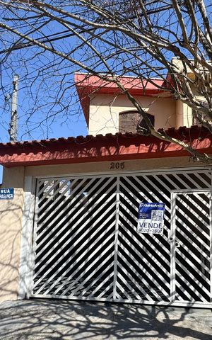 Casa à venda com 180m², 3 quartos e 2 vagas Casa à venda com 180m², 3 quartos e 2 vagasFachada