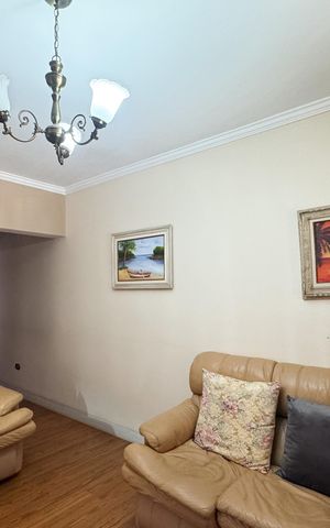 Casa à venda com 180m², 3 quartos e 2 vagas Casa à venda com 180m², 3 quartos e 2 vagasSala