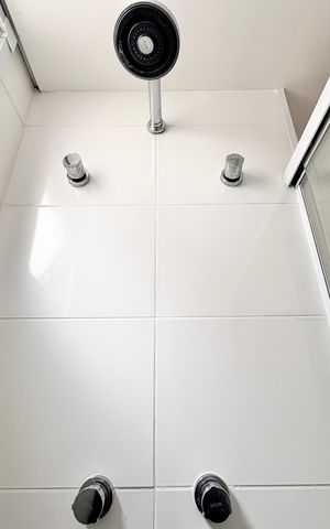 Apartamento à venda com 42m², 2 quartos e 1 vaga Apartamento à venda com 42m², 2 quartos e 1 vagaDetalhe do banheiro