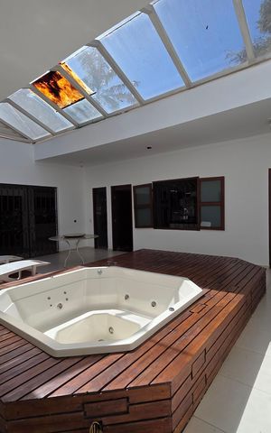 Casa de condomínio à venda com 599m², 4 quartos e 5 vagas Casa de condomínio à venda com 599m², 4 quartos e 5 vagasÁrea externa