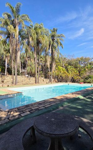 Casa de condomínio à venda com 599m², 4 quartos e 5 vagas Casa de condomínio à venda com 599m², 4 quartos e 5 vagasÁrea externa