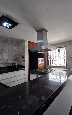 Casa de condomínio à venda com 599m², 4 quartos e 5 vagas Casa de condomínio à venda com 599m², 4 quartos e 5 vagasCozinha