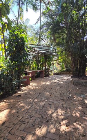 Casa de condomínio à venda com 599m², 4 quartos e 5 vagas Casa de condomínio à venda com 599m², 4 quartos e 5 vagasÁrea externa