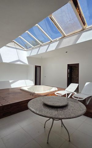 Casa de condomínio à venda com 599m², 4 quartos e 5 vagas Casa de condomínio à venda com 599m², 4 quartos e 5 vagasÁrea externa