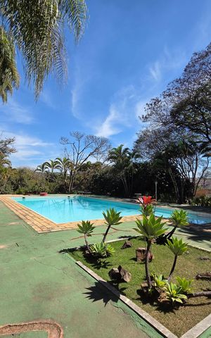 Casa de condomínio à venda com 599m², 4 quartos e 5 vagas Casa de condomínio à venda com 599m², 4 quartos e 5 vagasÁrea externa