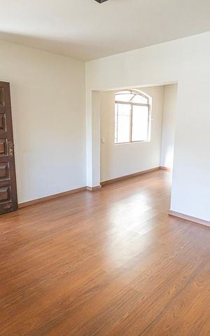 Casa à venda com 371m², 5 quartos e 3 vagas Casa à venda com 371m², 5 quartos e 3 vagassala / 2 ambientes
