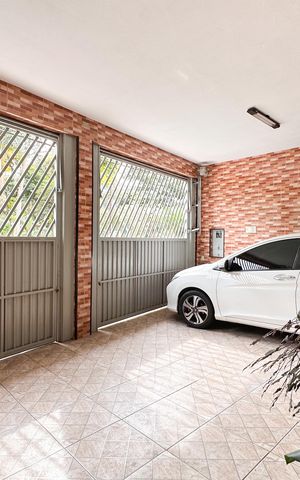 Casa à venda com 287m², 4 quartos e 3 vagas Casa à venda com 287m², 4 quartos e 3 vagasGaragem