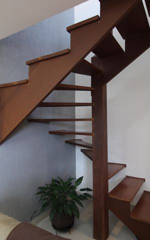 Casa de condomínio à venda com 130m², 3 quartos e 1 vagaSala - Escada