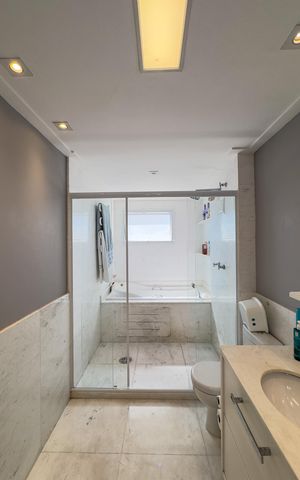 Apartamento à venda com 210m², 3 quartos e 3 vagasBanheiro da Suíte 1