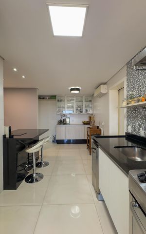 Apartamento à venda com 210m², 3 quartos e 3 vagasCozinha e Área de Serviço