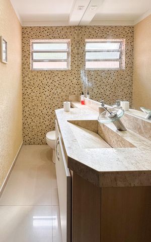 Casa à venda com 224m², 3 quartos e 4 vagas Casa à venda com 224m², 3 quartos e 4 vagasLavabo