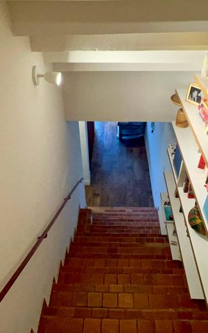 Casa à venda com 222m², 2 quartos e 1 vaga Casa à venda com 222m², 2 quartos e 1 vagaEscada