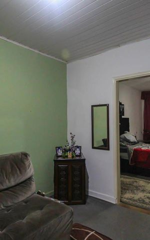 Casa à venda com 250m², 6 quartos e 3 vagas Casa à venda com 250m², 6 quartos e 3 vagasSala