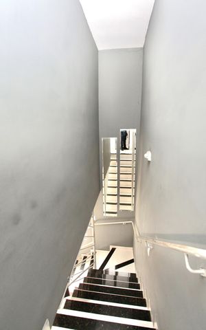 Casa de condomínio à venda com 80m², 2 quartos e 1 vaga Casa de condomínio à venda com 80m², 2 quartos e 1 vagaEscada