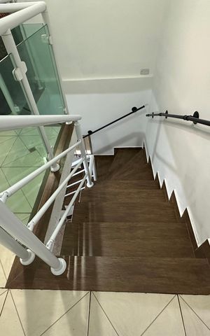 Casa para alugar com 250m², 3 quartos e 2 vagasEscada