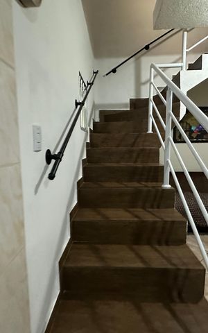 Casa para alugar com 250m², 3 quartos e 2 vagasEscada