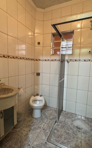 Casa à venda com 186m², 3 quartos e 2 vagas Casa à venda com 186m², 3 quartos e 2 vagasBanheiro 1