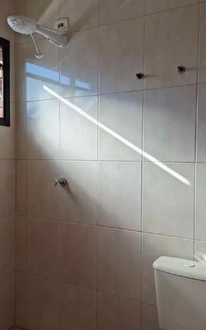 Casa à venda com 138m², 3 quartos e 3 vagas Casa à venda com 138m², 3 quartos e 3 vagasBanheiro